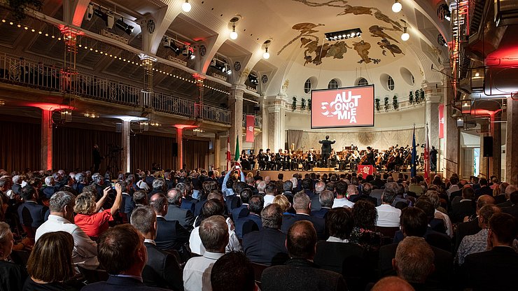 Mehr als 400 Geladene kamen zum Tag der Autonomie ins Kurhaus in Meran.