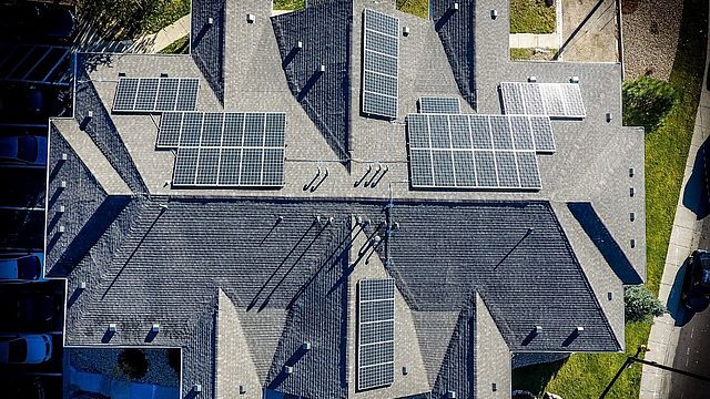 Un tetto di una casa con pannelli solari