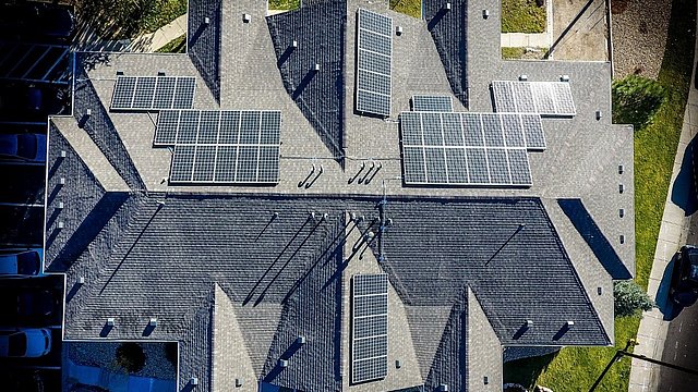Hausdach mit Solaranlage am Dach.