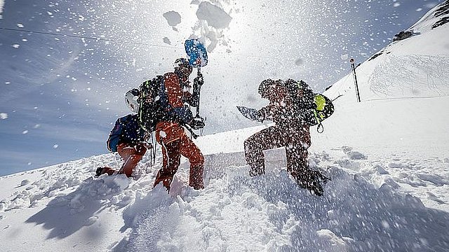 © Land Tirol/Simon Rainer Arbeit der Lawinenwarndienste vor Ort: Die Untersuchung der Schneedecke ist eine wichtige Quelle für die Informationen im Euregio-Lawinenreport