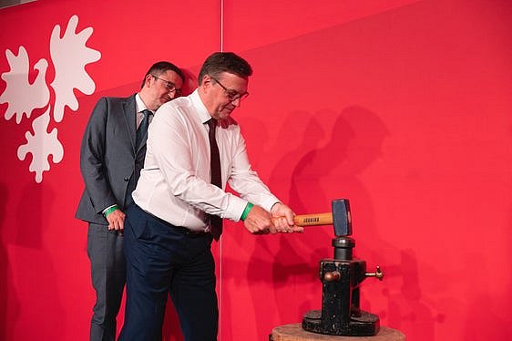 Il presidente dell'Euregio Platter conia una moneta dei Comuni dell'Euregio.