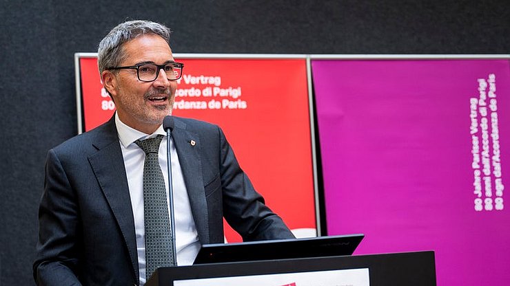 © LPA/Fabio Brucculeri „Es ist immer notwendig, die Geschichte noch einmal Revue passieren zu lassen, um sie besser zu verstehen. Es gibt Menschen, die sie noch nicht kennen und behaupten, dass der Pariser Vertrag die internationale Verankerung unserer Autonomie nicht gewährleistet. Deshalb danke ich dem Zentrum für Regionalgeschichte, das diese Tagung mit hochkarätigen Referenten organisiert hat“, sagte Landeshauptmann Arno Kompatscher.