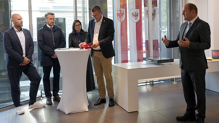 Il vicecapitano del Tirolo Josef Geisler (a destra) ha sottolineato, durante la cerimonia di inaugurazione, il ruolo centrale delle acque. Nella foto, insieme (da sinistra) al docente Georg Neuhauser, al prof. universitario Kurt Scharr, alla decana Brigitte Truschnegg e al segretario generale dell’Euregio Matthias Fink.