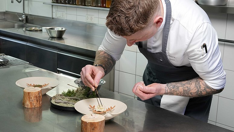 La seconda puntata ci porta da Clemens Gesser, capo chef dell'Hotel Gessler di Sillian, il 27 febbraio. Ha scelto “acqua e pascolo” come motto per le sue specialità.