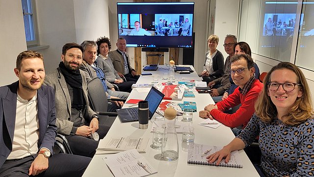 © Euregio/Armin Gluderer Über die neue Interreg-Programmperiode haben sich die Interreg-Räte Wipptal, Terra Raetica, Dolomiti Live und die Südtiroler Landesabteilung Europa mit dem Euregio-Generalsekretariat in Bozen ausgetauscht. Mit dabei waren Euregio-Generalsekretärin Defrancesco (5. v. r.) und der stellvertretende Europa-Abteilungsdirektor Gamper (2. v. r. )