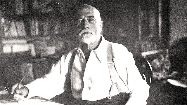Il senatore Ettore Tolomei (1865–1952) fornì con il suo programma di assimilazione dell'Alto Adige/Südtirol le basi ideologiche della politica fascista di italianizzazione