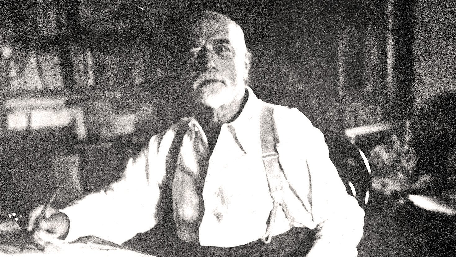 Il senatore Ettore Tolomei (1865–1952) fornì con il suo programma di assimilazione dell'Alto Adige/Südtirol le basi ideologiche della politica fascista di italianizzazione