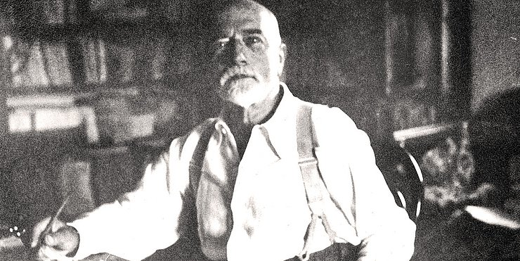 Il senatore Ettore Tolomei (1865–1952) fornì con il suo programma di assimilazione dell'Alto Adige/Südtirol le basi ideologiche della politica fascista di italianizzazione