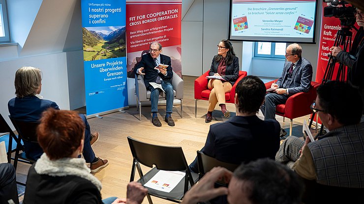 Il difensore civico Sandro Raimondi (a sinistra) e la difensora civica Veronika Meyer (al centro) – nella foto con il moderatore Guido Steinegger – hanno presentato il contenuto della linea guida. 