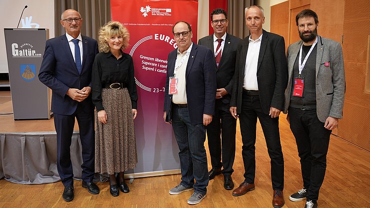 Warfen einen Rück- und Ausblick auf das Euregio-Museumsjahr: (v. l.) Tirols Landeshauptmann Anton Mattle, Melanie Wiener, Helmut Pöll, Matthias Fink (Euregio-Generalsekretariat), Martin Walter (Vize-Bürgermeister Galtür) und Andreas Eisendle (Projektleiter Euregio-Museumsjahr)