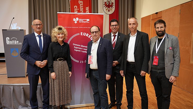 Uno sguardo retrospettivo e prospettico sull'Anno dei musei dell'Euregio: (da sinistra) il capitano del Tirolo Anton Mattle, Melanie Wiener, Helmut Pöll, Matthias Fink (Segreteria generale dell'Euregio), Martin Walter (vice sindaco di Galtür) e Andreas Eisendle (responsabile del progetto Anno dei musei dell'Euregio).