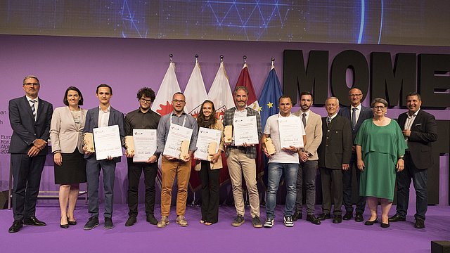 © Land Tirol/Sedlak Die Siegerinnen und Sieger des Euregio-JungforscherInnen-Preises und des Euregio-Innovationspreises (mit Diplomen v. l.) Euregio-Präsident und LH Arno Kompatscher, Barbara Thaler (Präsidentin Wirtschaftskammer Tirol), Sebastian Holzer (2. Platz - Innovationspreis), Ariele Zanfei (1. Platz - JungforscherInnenpreis), Roberto Andreotti (2. Platz - JungforscherInnenpreis), Nadja Gruber (3. Platz - JungforscherInnenpreis), Matteo Dall'Amico (1. Platz - Innovationspreis), Stefano Martini (3. Platz - Innovationspreis), gemeinsam mit (v. l.) Landesrat Simone Marchiori, Michl Ebner (Präsident Handelskammer Bozen), Landeshauptmann von Tirol Anton Mattle, Ulrike Tappeiner (Jurypräsidentin JungforscherInnenpreis, Präsidentin Freie Universität Bozen) und Markus Hofer (Jurypräsident Innovationspreis)