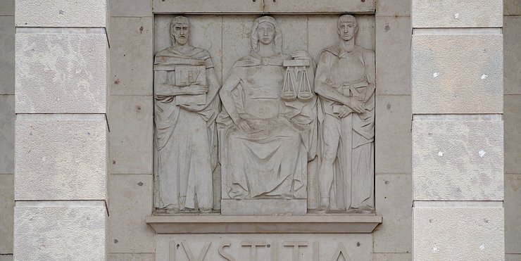 Rilievo della Iustitia seduta sull’edificio del Tribunale di Bolzano, costruito a partire dal 1939. Degna di nota la mancanza della benda sugli occhi, l’attributo comunemente associato all’imparzialità.