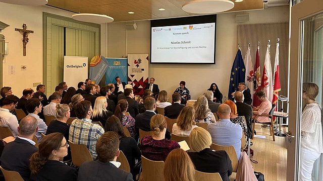 © Ostbelgien Die Debatte zwischen den Teilnehmerinnen und Teilnehmern wird von einem großen Publikum verfolgt.