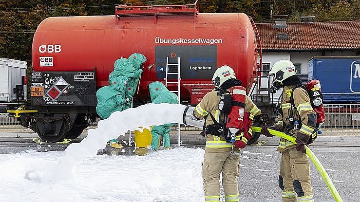 Nell'ambito dello scenario delle merci pericolose, i vigili del fuoco hanno trattato l'acido acetico fuoriuscito per evitare ulteriori danni.