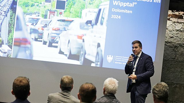 © LPA/Ingo Dejaco Im Zentrum der Aufmerksamkeit stand während des Abends insbesondere der Bericht des Sonderbeauftragten für die Landesplanung im Bereich Straßenverkehr und Mobilitätsströme, Michael Andergassen, der Mitglied des Aufsichtsrats der BBT Brenner Basistunnel-Gesellschaft ist.