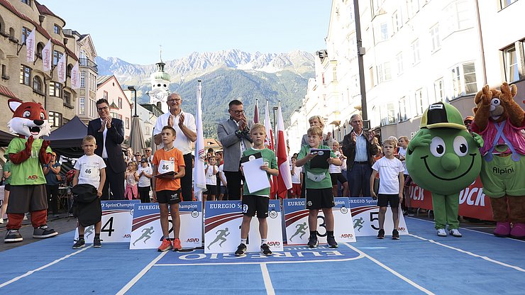 © Werner Gächter Ein großer Moment beim EuregioSprintChampion: Die Siegerehrung in den einzelnen Altersklassen. (Stehend in der zweiten Reihe von links): Euregio-Generalsekretär Matthias Fink und Landeshauptmann und Euregio-Präsident Anton Mattle