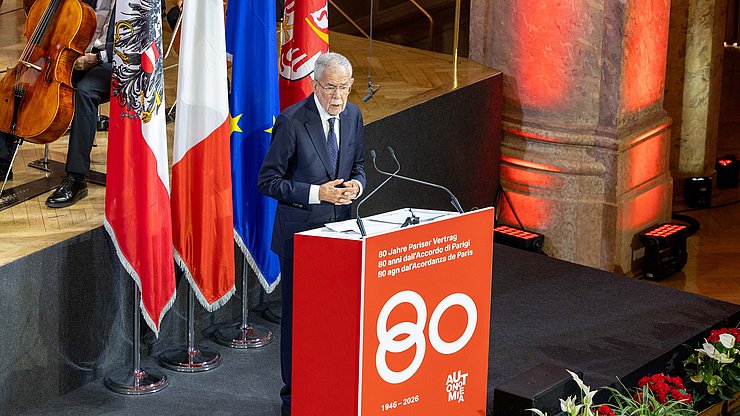 © LPA/Bernhard Aichner Der österreichische Bundespräsident Alexander Van der Bellen zeichnete in seiner Rede zum Festakt die Entwicklung Südtirols von einer Konfliktregion zu einem europäischen Vorbild für Autonomie, Minderheitenschutz und grenzüberschreitende Zusammenarbeit nach.