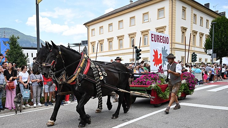 Festumzug mit Euregio-Wagen: Einen Tag lang stand die Euregio beim Stadtfest Bruneck am 20 Juli 2025 im Mittelpunkt.