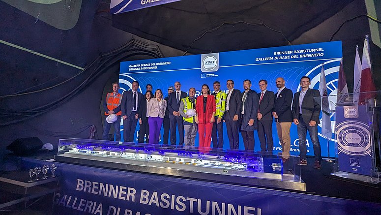 Foto di gruppo alla cerimonia ufficiale d'inaugurazione delle due frese per il Tunnel di base del Brennero. 