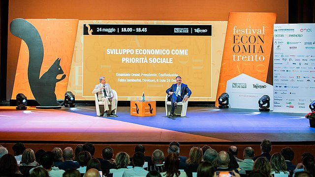 Fabio Tamburini e Emanuele Orsini al podio, davanti al pubblico