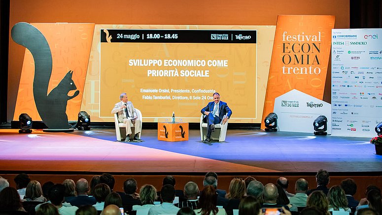 Fabio Tamburini und Emanuele Orsini am Podium, im Vordergrund das Publikumlico di spalle