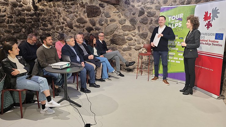 David Evangelista, Kommunikationsverantwortlicher der Tour of the Alps, und Elisa Bertò, stellvertretende Generalsekretärin der Euregio, stellten das Radsportereignis im Detail vor
