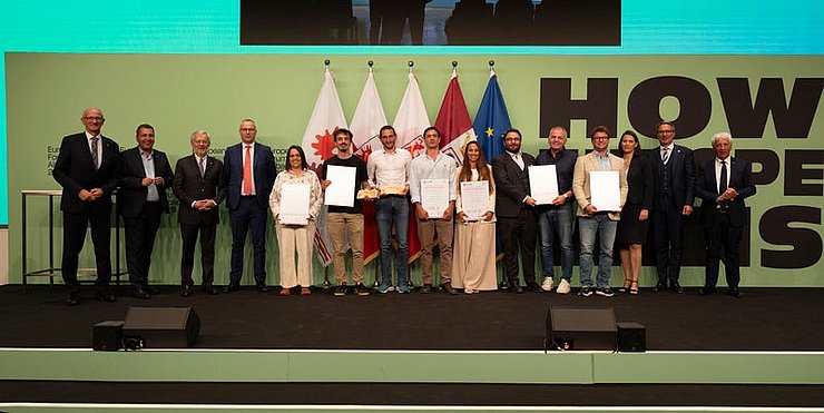 [Translate to Italiano:] PreisträgerInnen Euregio-Innovationspreis: (von links) Landeshauptmann Anton Mattle (Tirol), Jury-Vorsitzender Marcus Hofer, Michl Ebner (Handelskammer Bozen), Andrea De Zordo (Handelskammer Trient), Stefania Malfatti (Behavix srl Società Benefit), Philipp Tschaikner (KinCon biolabs GmbH), Antonio Maria Vizioli und Elia Fregonese (Fraido SRL), Beatrice Iaia (BIOTITAN SRL), Andreas Hanschek und Michael Eckle (Vahle Automation), Yannick Back (Terra Atmos), Barbara Thaler (Wirtschaftskammer Tirol), Landeshauptmann Arno Kompatscher (Südtirol) und Landtagspräsident Claudio Soini (Trentino).