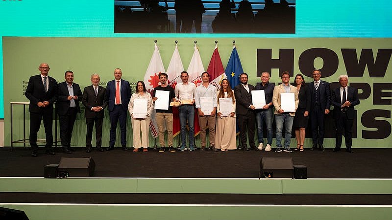 [Translate to Italiano:] PreisträgerInnen Euregio-Innovationspreis: (von links) Landeshauptmann Anton Mattle (Tirol), Jury-Vorsitzender Marcus Hofer, Michl Ebner (Handelskammer Bozen), Andrea De Zordo (Handelskammer Trient), Stefania Malfatti (Behavix srl Società Benefit), Philipp Tschaikner (KinCon biolabs GmbH), Antonio Maria Vizioli und Elia Fregonese (Fraido SRL), Beatrice Iaia (BIOTITAN SRL), Andreas Hanschek und Michael Eckle (Vahle Automation), Yannick Back (Terra Atmos), Barbara Thaler (Wirtschaftskammer Tirol), Landeshauptmann Arno Kompatscher (Südtirol) und Landtagspräsident Claudio Soini (Trentino).