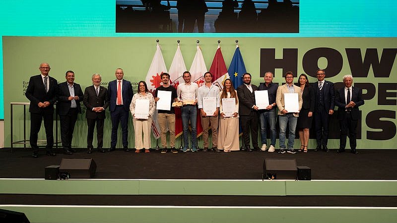 PreisträgerInnen Euregio-Innovationspreis: (von links) Landeshauptmann Anton Mattle (Tirol), Jury-Vorsitzender Marcus Hofer, Michl Ebner (Handelskammer Bozen), Andrea De Zordo (Handelskammer Trient), Stefania Malfatti (Behavix srl Società Benefit), Philipp Tschaikner (KinCon biolabs GmbH), Antonio Maria Vizioli und Elia Fregonese (Fraido SRL), Beatrice Iaia (BIOTITAN SRL), Andreas Hanschek und Michael Eckle (Vahle Automation), Yannick Back (Terra Atmos), Barbara Thaler (Wirtschaftskammer Tirol), Landeshauptmann Arno Kompatscher (Südtirol) und Landtagspräsident Claudio Soini (Trentino).