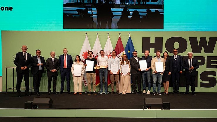 © Land Tirol/Sedlak PreisträgerInnen Euregio-Innovationspreis: (von links) Landeshauptmann Anton Mattle (Tirol), Jury-Vorsitzender Marcus Hofer, Michl Ebner (Handelskammer Bozen), Andrea De Zordo (Handelskammer Trient), Stefania Malfatti (Behavix srl Società Benefit), Philipp Tschaikner (KinCon biolabs GmbH), Antonio Maria Vizioli und Elia Fregonese (Fraido SRL), Beatrice Iaia (BIOTITAN SRL), Andreas Hanschek und Michael Eckle (Vahle Automation), Yannick Back (Terra Atmos), Barbara Thaler (Wirtschaftskammer Tirol), Landeshauptmann Arno Kompatscher (Südtirol) und Landtagspräsident Claudio Soini (Trentino).