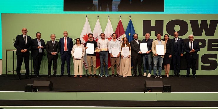 PreisträgerInnen Euregio-Innovationspreis: (von links) Landeshauptmann Anton Mattle (Tirol), Jury-Vorsitzender Marcus Hofer, Michl Ebner (Handelskammer Bozen), Andrea De Zordo (Handelskammer Trient), Stefania Malfatti (Behavix srl Società Benefit), Philipp Tschaikner (KinCon biolabs GmbH), Antonio Maria Vizioli und Elia Fregonese (Fraido SRL), Beatrice Iaia (BIOTITAN SRL), Andreas Hanschek und Michael Eckle (Vahle Automation), Yannick Back (Terra Atmos), Barbara Thaler (Wirtschaftskammer Tirol), Landeshauptmann Arno Kompatscher (Südtirol) und Landtagspräsident Claudio Soini (Trentino).