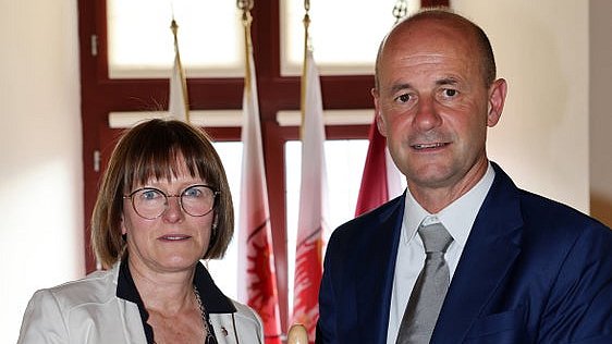 © Presseamt Trentino Mit der Wahl der Führungsspitze kann der Euregio-Rat der Gemeinden nun seine Arbeit aufnehmen: Präsident Paride Gianmoena (r.) mit Vizepräsidentin Michela Noletti.