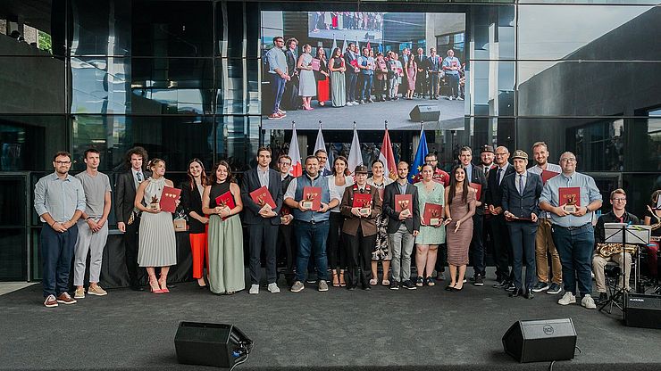 20 junge Frauen und Männer aus Südtirol, Tirol und dem Trentino wurden 2023 im NOI Techpark in Bozen mit der Auszeichnung Glanzleistung - das junge Ehrenamt geehrt.