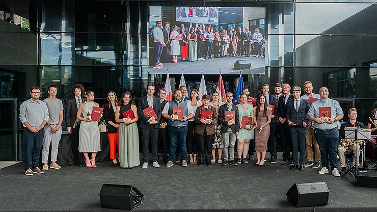 20 junge Frauen und Männer aus Südtirol, Tirol und dem Trentino wurden 2023 im NOI Techpark in Bozen mit der Auszeichnung Glanzleistung - das junge Ehrenamt geehrt.