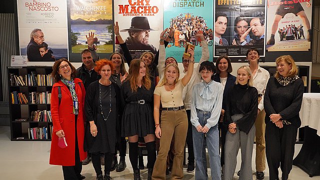© Filmfestival Bozen Die Euregio-Schülerinnenjury 2021 nach der Prämierung des Siegerfilms Kokon am 29.10.2021 im Filmclub in Bozen
