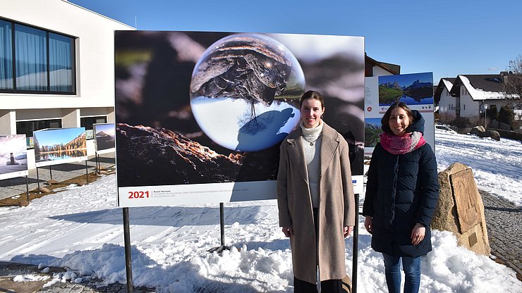 © Euregio Eine der Stationen in Südtirol: Die Ausstellung in Pfalzen mit (von links) Noemi Harrasser, Titelfotografin des Kalenders 2021, und Euregio-Projektleiterin Silvia Ramoser.