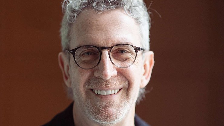 Sepp Mall ist 1955 in Graun (Südtirol) geboren, Studium in Innsbruck, lebt als Schriftsteller in Meran.