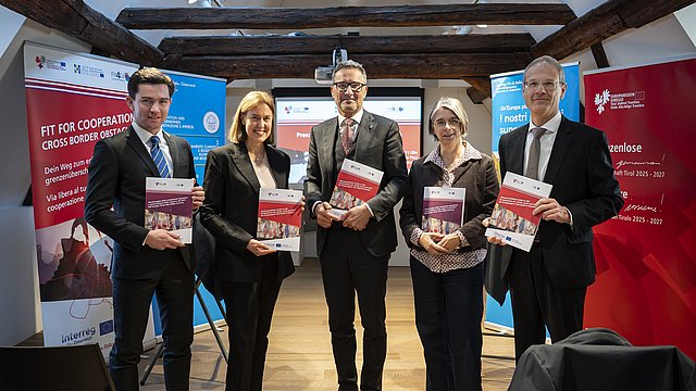 © USP/Fabio Brucculeri Da sinistra l'assistente dell'Istituto per il federalismo di Innsbruck Florian Klebelsberg, la direttrice della Ripartizione Europa della Provincia Martha Gärber, il presidente della Provincia di Bolzano Arno Kompatscher, la professoressa Esther Happacher e il professor Walter Obwexer dell'Università di Innsbruck.