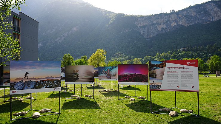 Die Wanderausstellung mit den Fotos der Euregio-Kalender aller letzten zehn Jahre ist erstmals im Trentino zu sehen: vom 10. April bis 3. Mai in Trient und vom 4. Mai bis 8. Juni in Revò.