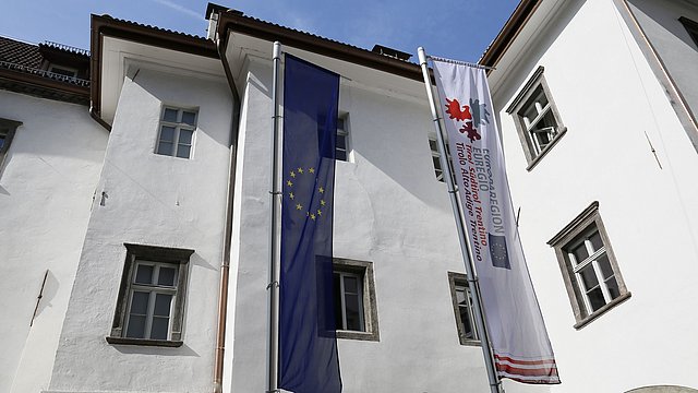 © Euregio/Armin Gluderer Vor dem Sitz der Euregio, dem Waaghaus in Bozen, wehen seit heute die Fahnen Europas und der Euregio. Im Beisein der Euregio-Landeshauptleute wurden sie feierlich gehisst.