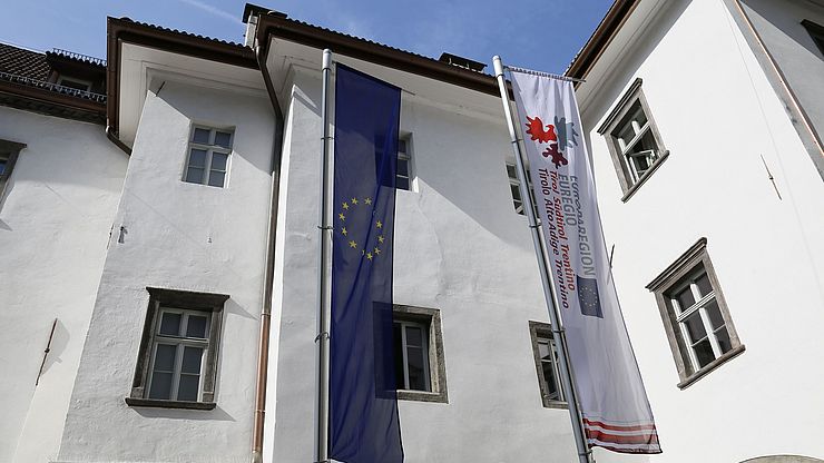 Vor dem Sitz der Euregio, dem Waaghaus in Bozen, wehen seit heute die Fahnen Europas und der Euregio. Im Beisein der Euregio-Landeshauptleute wurden sie feierlich gehisst.