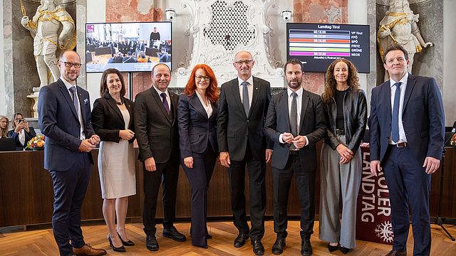 Il nuovo Governo del Land Tirolo guidato da Anton Mattle (nella foto il quinto da sinistra) ha prestato oggi giuramento a Innsbruck