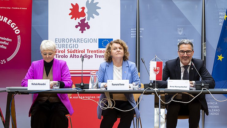 Euregio-Präsident, LH Arno Kompatscher - im Bild mit v. l. Gleichstellungsrätin Michaela Morandini und Familienlandesrätin Rosmarie Pamer - sagte: "Der EuregioFamilyPass ist weit mehr als nur finanzielle Unterstützung der Familien in der Euregio." 