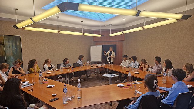  Foto di gruppo degli studenti e della docente Janine Reinartz.