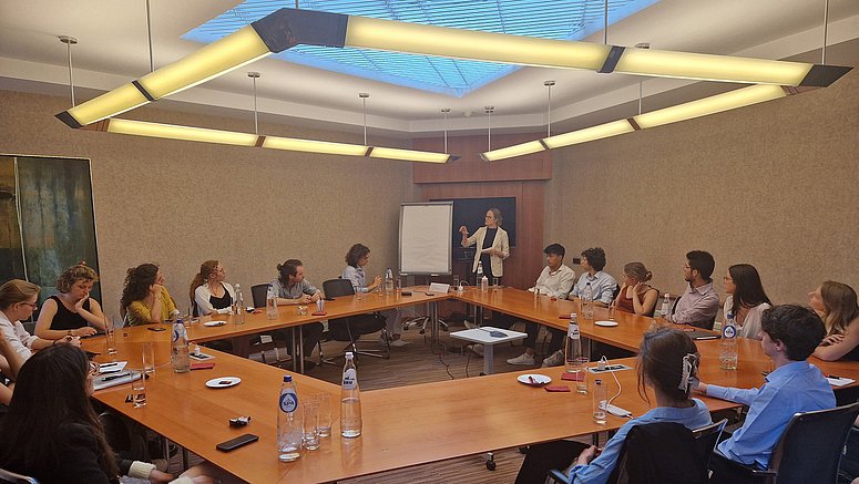  Foto di gruppo degli studenti e della docente Janine Reinartz.