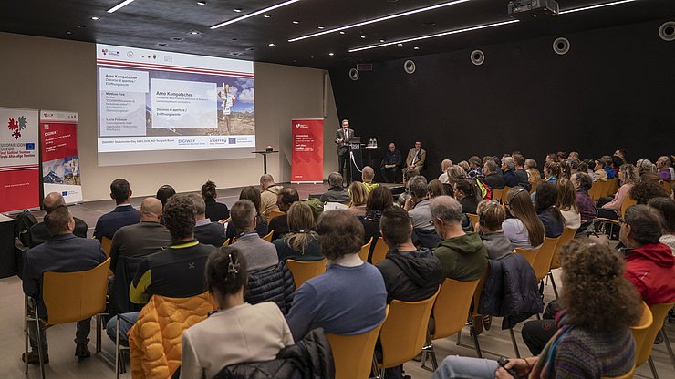 Landeshauptmann Arno Kompatscher im Saal des NOI Techpark vor Fachleuten aus allen Euregio-Ländern: „Mit den Digiway-Produkten wird Wandern über Ländergrenzen hinweg sicherer.“ 