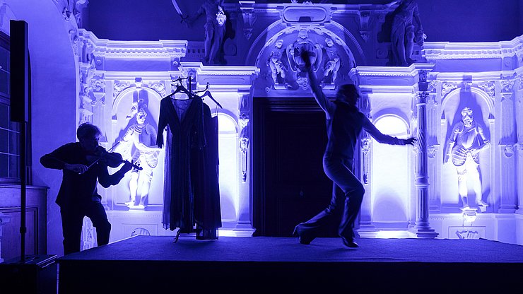© LPA/Tiberio Sorvillo Eine Szene mit Schauspielerin Sarah Kattih und dem Violinisten Matthias Brommann bei der Darbietung von 24 Stunden aus dem Leben einer Frau