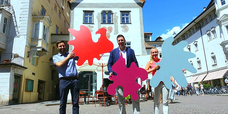© Euregio Euregio-Team vor dem Waaghaus am Kornplatz in Bozen