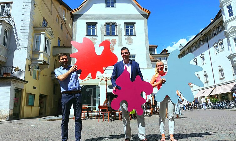 ll team Euregio-Team di fronte alla Casa della Pesa a Bolzano